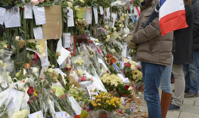 Un homme avec un drapeau tricolore le 27 novembre 2015 devant le Bataclan à Paris