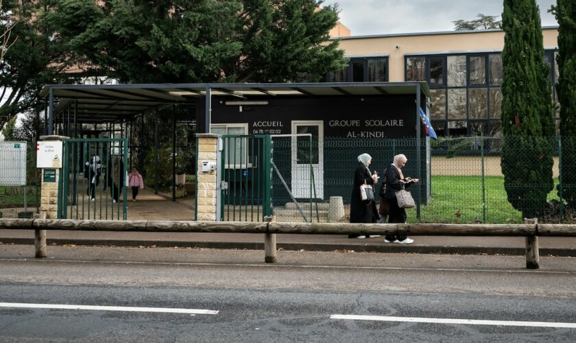 Des piétons passent devant le groupe scolaire musulman Al Kindi à Décines-Charpieu, près de Lyon, dans le centre-est de la France, le 6 décembre 2024, alors que l'État français envisage de mettre fin à son partenariat avec le groupe scolaire. (Photo par ARNAUD FINISTRE / AFP)