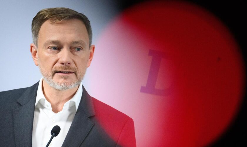 Christian Lindner : FDP-Chef bezeichnet "D-Day"-Dokument als "Praktikanten-Papierchen"