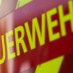 Gut zwei Stunden dauerte der Feuerwehreinsatz. (Symbolbild) Foto: Marijan Murat/dpa