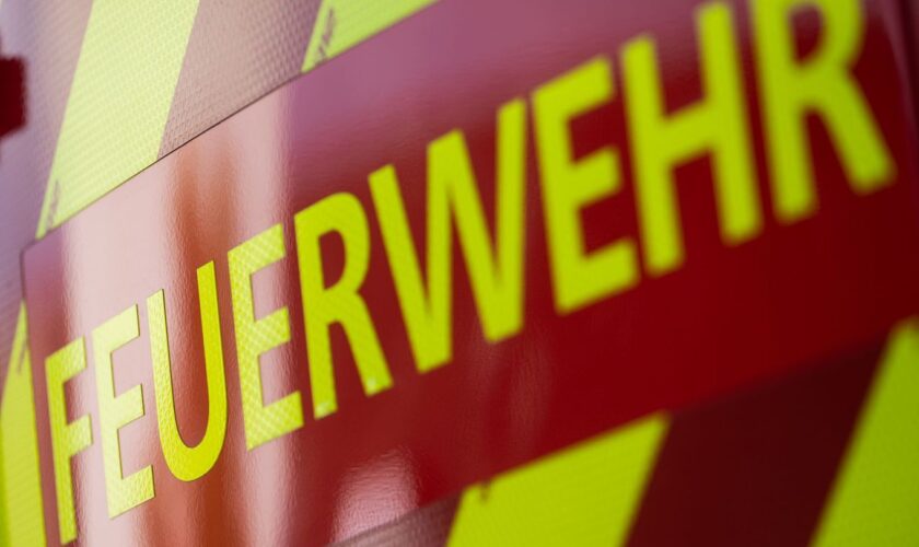 Gut zwei Stunden dauerte der Feuerwehreinsatz. (Symbolbild) Foto: Marijan Murat/dpa