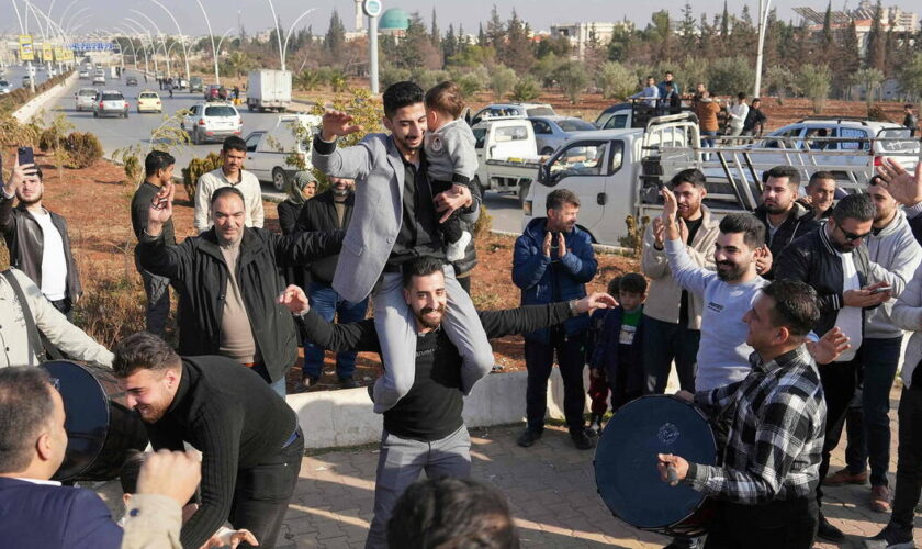 La Syrie dans l’inconnu après la chute de Bachar al-Assad, Macron veut réunir les partis sauf RN et LFI, le procès Ruggia s’est ouvert... L’actu de ce lundi 9 décembre