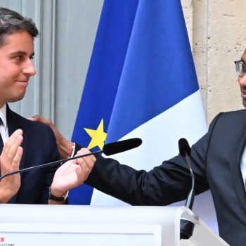 Gabriel Attal (g), nouveau ministre de l'Education, lors de la passation de pouvoir avec son prédécesseur Pap Ndiaye, le 20 juillet 2023 à Paris