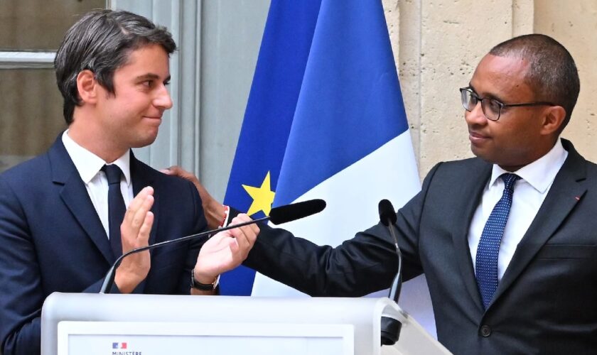 Gabriel Attal (g), nouveau ministre de l'Education, lors de la passation de pouvoir avec son prédécesseur Pap Ndiaye, le 20 juillet 2023 à Paris