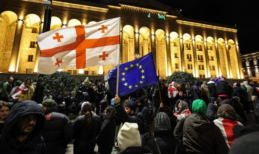 Manifestation pro-européenne devant le Parlement à Tbilissi, le 28 novembre 2024 en Géorgie