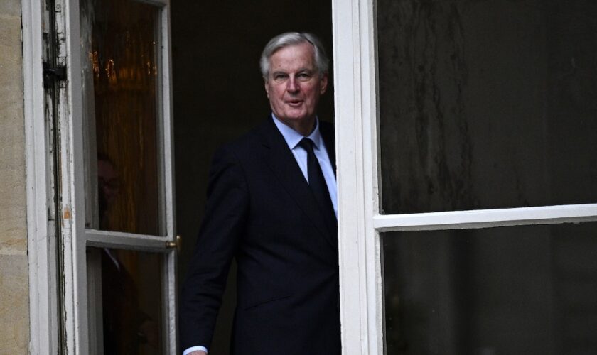 Le Premier ministre français Michel Barnier après une réunion avec les chefs des groupes parlementaires à l'hôtel Matignon, à Paris, le 26 novembre 2024