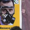 Une affiche représentant le président syrien Bachar al-Assad avec un masque à gaz lors d'une manifestation dans la ville d'Afrin le 20 août 2023, au dixième anniversaire des attaques chimiques qui ont tué plus de 1 400 personnes dans la Ghouta.