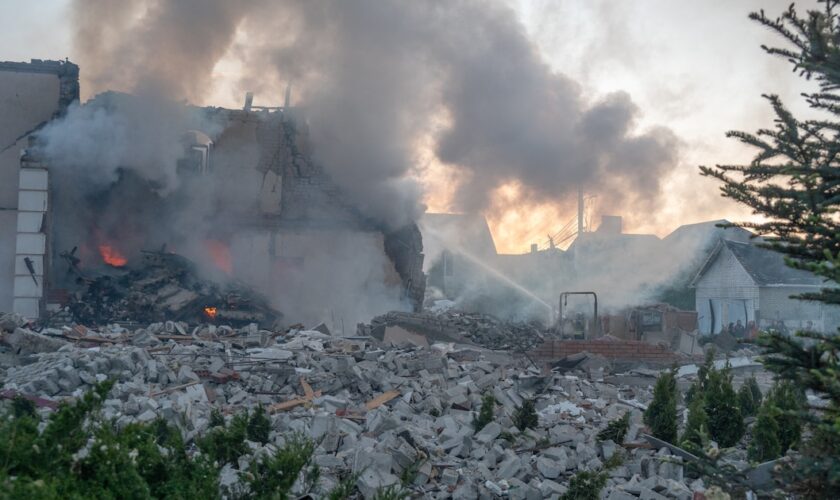 Les conséquences de l'explosion d'un missile russe dans une zone à Kharkiv, en Ukraine, le 10 mai 2024.