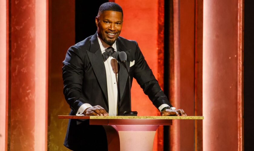 Sur Netflix, Jamie Foxx révèle qu’il a eu un AVC suite à une hémorragie cérébrale en 2023