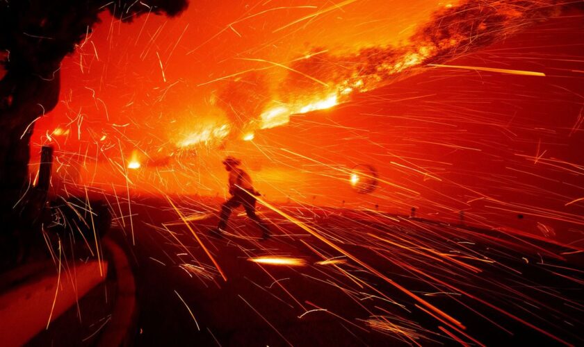 Die Flammen in Malibu haben sich bis an die Küste ausgeweitet. Foto: Ethan Swope/FR171736 AP/AP