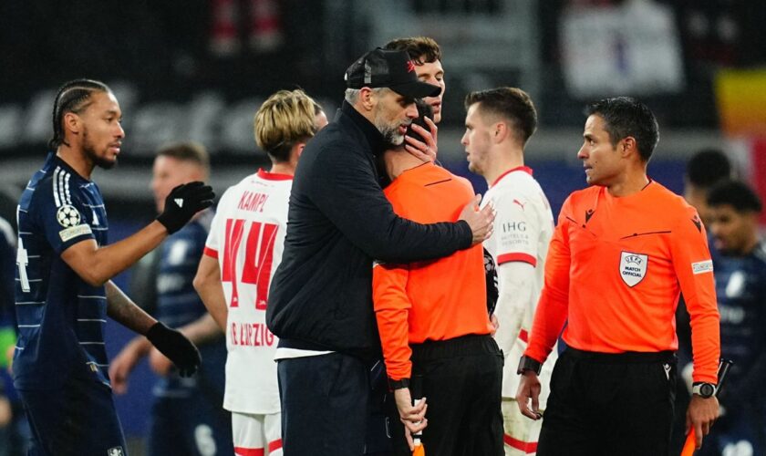 Marco Rose tröstete nach dem Spiel nicht nur seine Profis - sondern auch Linienrichter Alessandro Giallatini. Foto: Ulrik Peders