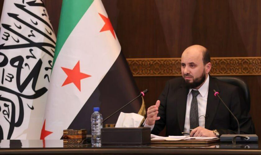 Une photo fournie par la chaîne Telegram de l'agence de presse syrienne Sana montre le Premier ministre chargé de la transition en Syrie, Mohammad al-Bachir, présidant une réunion du nouveau cabinet à Damas, le 10 décembre 2024