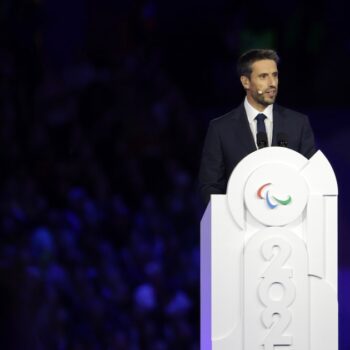 Tony Estanguet, le président du Comité d'organisation des Jeux olympiques et paralympiques de Paris-2024, et Andrew Parsons (à gauche), président du Comité paralympique international, lors de la cérémonie de clôture des Paralympiques, le 8 septembre 2024 au Stade de France