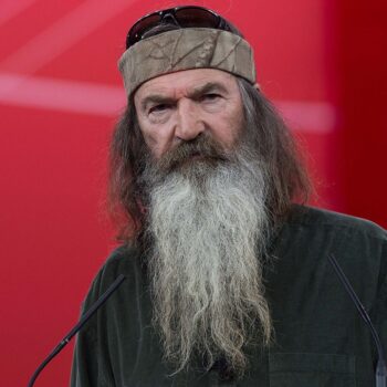 'Duck Dynasty' star Phil Robertson forces himself to eat as he battles Alzheimer's, plans to 'keep the faith'