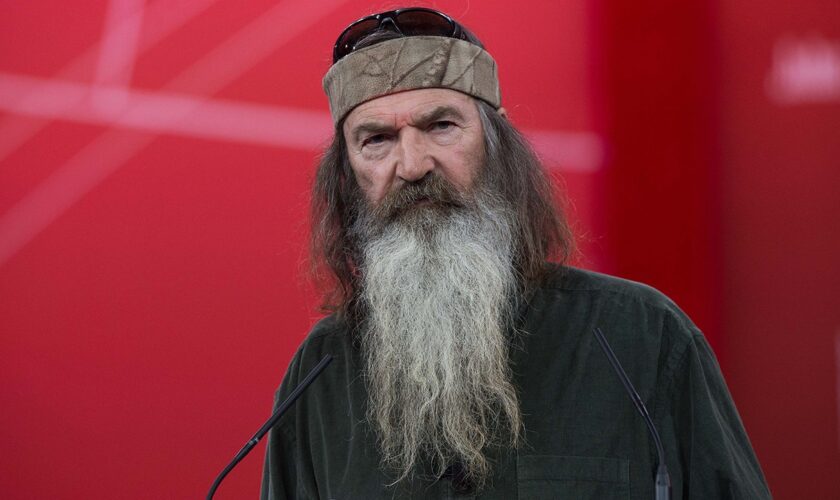 'Duck Dynasty' star Phil Robertson forces himself to eat as he battles Alzheimer's, plans to 'keep the faith'