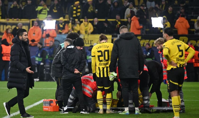 BVB-Coach Nuri Sahin (l) sorgt sich um seinen Innenverteidiger Nico Schlotterbeck. Foto: Bernd Thissen/dpa