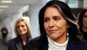 L'ancienne membre démocrate du Congrès d'Hawaï, Tulsi Gabbard, candidate du président élu américain Donald Trump au poste de directrice du renseignement national, arrive pour une réunion avec le sénateur Mike Rounds (R-SD) dans le Hart Senate Office Building sur Capitol Hill le 09 décembre 2024 à Washington, DC.