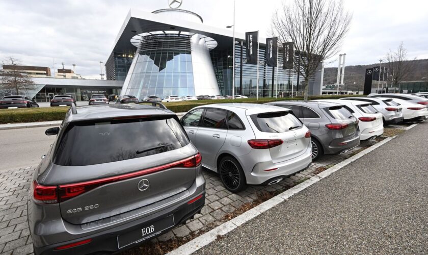 Mercedes-Benz: Konstruktive Verkaufsgespräche. (Archivbild) Foto: Bernd Weißbrod/dpa