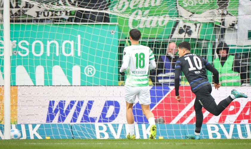 Die frühe Führung in Fürth brachte keine Ruhe ins Spiel der Berliner Hertha. Foto: Daniel Karmann/dpa