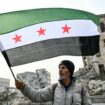 Chute de Bachar al-Assad : couleurs, nombre d’étoiles… Quelle est la signification du nouveau drapeau syrien ?