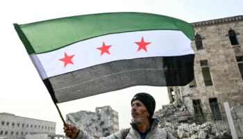 Chute de Bachar al-Assad : couleurs, nombre d’étoiles… Quelle est la signification du nouveau drapeau syrien ?