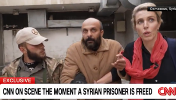 En Syrie, la journaliste de CNN Clarissa Ward découvre un prisonnier abandonné dans une cellule