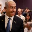 Le Premier ministre israélien Benjamin Netanyahu arrive au tribunal de district de Tel Aviv pour son audience sur les accusations de corruption le 10 décembre 2024