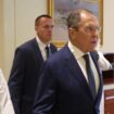 Le ministre russe des Affaires étrangères, Sergueï Lavrov, arrive au Forum de Doha dans la capitale qatarie, le 7 décembre 2024