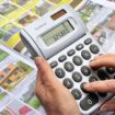 Calcul des prix de l'immobilier avec une calculatrice en lisant des petities annonces immobilirères.