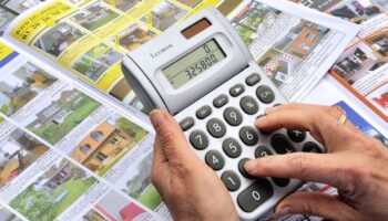 Calcul des prix de l'immobilier avec une calculatrice en lisant des petities annonces immobilirères.