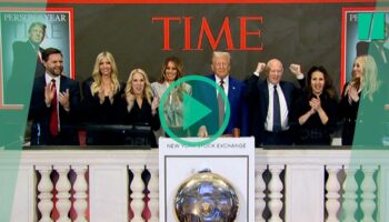 Donald Trump sonne la cloche à Wall Street pour fêter son deuxième sacre de « personnalité de l’année » par le magazine « Time »