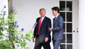 Le président américain Donald Trump (g) écoute le Premier ministre canadien Justin Trudeau alors qu'ils se dirigent vers le bureau ovale de la Maison Blanche à Washington, le 11 octobre 2017