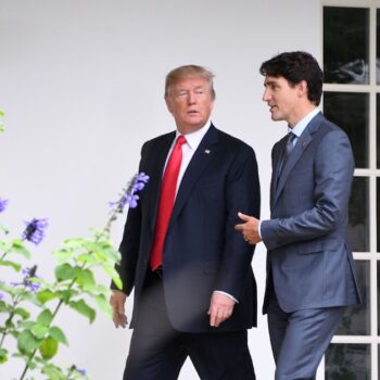 Le président américain Donald Trump (g) écoute le Premier ministre canadien Justin Trudeau alors qu'ils se dirigent vers le bureau ovale de la Maison Blanche à Washington, le 11 octobre 2017