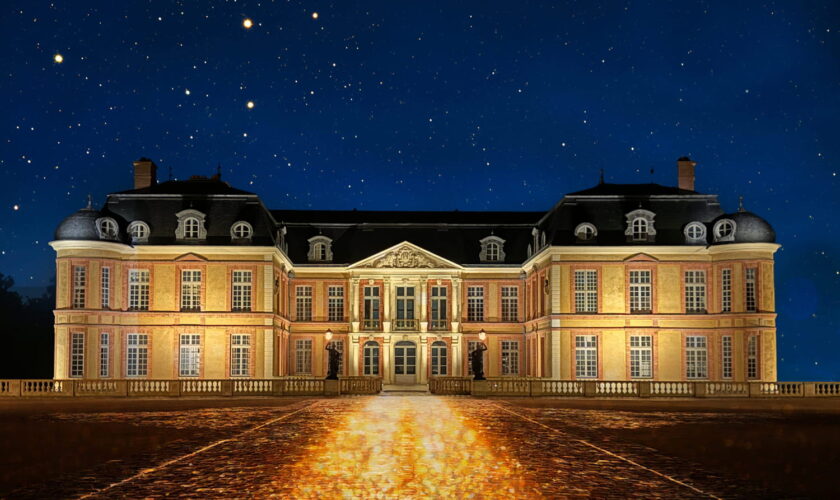 Ce château à une heure de Paris se transforme dès ce week-end - balades et spectacles lumineux au programme