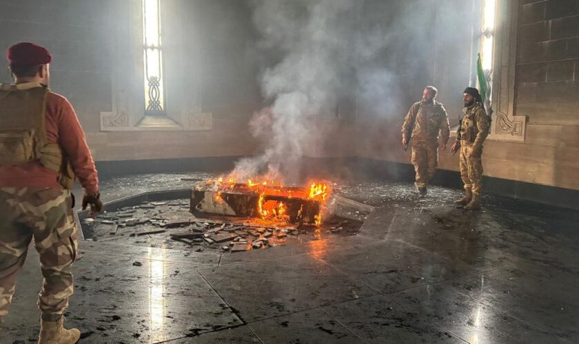 La tombe de Hafez El-Assad incendiée par des rebelles syriens