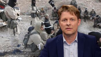 Guido Steinberg im Portrait, im Hintergrund sind Kämpfer des IS in Syrien zu sehen (Archivbild).