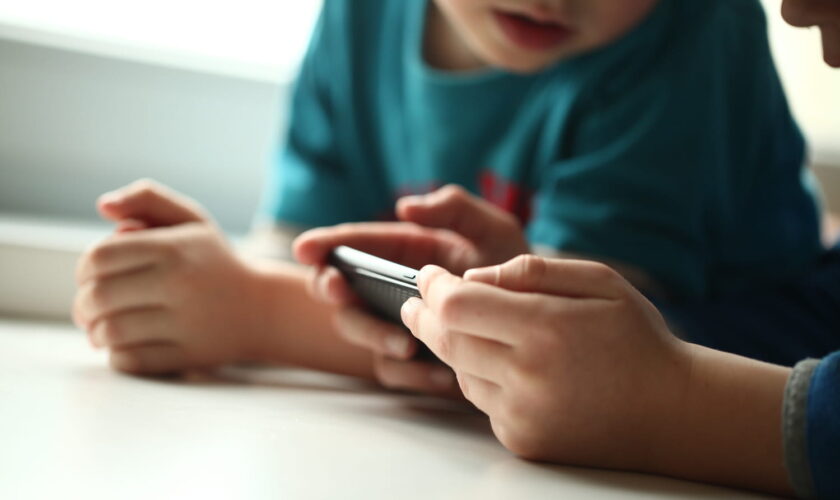 Les experts indiquent à quel âge un enfant peut avoir son téléphone, la plupart des parents se trompent