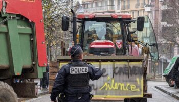 « Plus de 500 fermes au RSA » : en Aveyron, des agriculteurs forcent l’entrée du conseil départemental