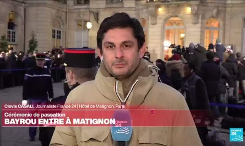 France : Bayrou arrive à Matignon pour la passation de pouvoir avec Barnier