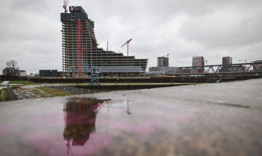 Die stillgelegte Baustelle des Elbtowers in der Hafencity. Foto: Christian Charisius/dpa