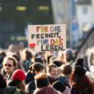 Menschen demonstrieren in Freiburg gegen einen Rechtsruck. Foto: Silas Stein/dpa