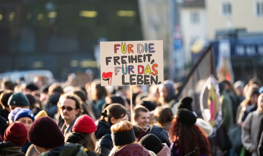 Menschen demonstrieren in Freiburg gegen einen Rechtsruck. Foto: Silas Stein/dpa