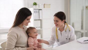 Le carnet de santé va changer - il va enfin alerter les parents sur "ce fléau"