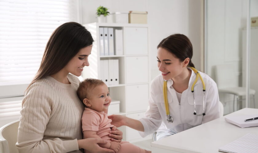 Le carnet de santé va changer - il va enfin alerter les parents sur "ce fléau"