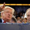 Donald Trump (g) et le présentateur vedette de Fox News Bill O'Reilly, au Yankee Stadium du Bronx, à New-York, le 30 juillet 2012