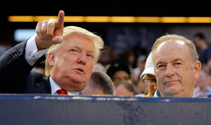 Donald Trump (g) et le présentateur vedette de Fox News Bill O'Reilly, au Yankee Stadium du Bronx, à New-York, le 30 juillet 2012