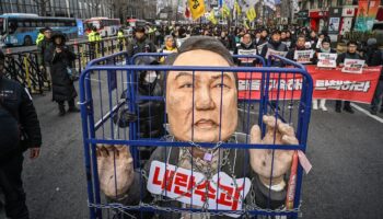 Des manifestants réclament l'arrestation du président sud-cpréen Yoon Suk Yeol, le 12 décembre 2024 à Séoul