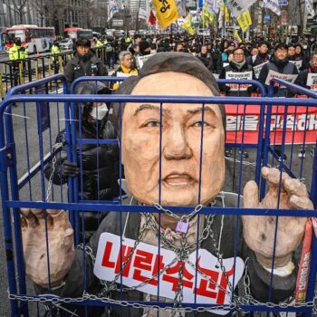 Des manifestants réclament l'arrestation du président sud-cpréen Yoon Suk Yeol, le 12 décembre 2024 à Séoul