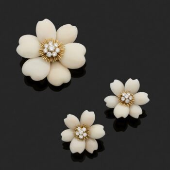 Ensemble Rose de Noël (broches et clips d’oreilles) Van Cleef & Arpels, diamants, or et corail blanc, vendu 22 000 euros