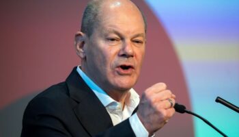 Bundeskanzler Olaf Scholz verteidigt die Unterstützung der Ukraine mit Waffenlieferungen und wirbt gleichzeitig für bisherige Uk